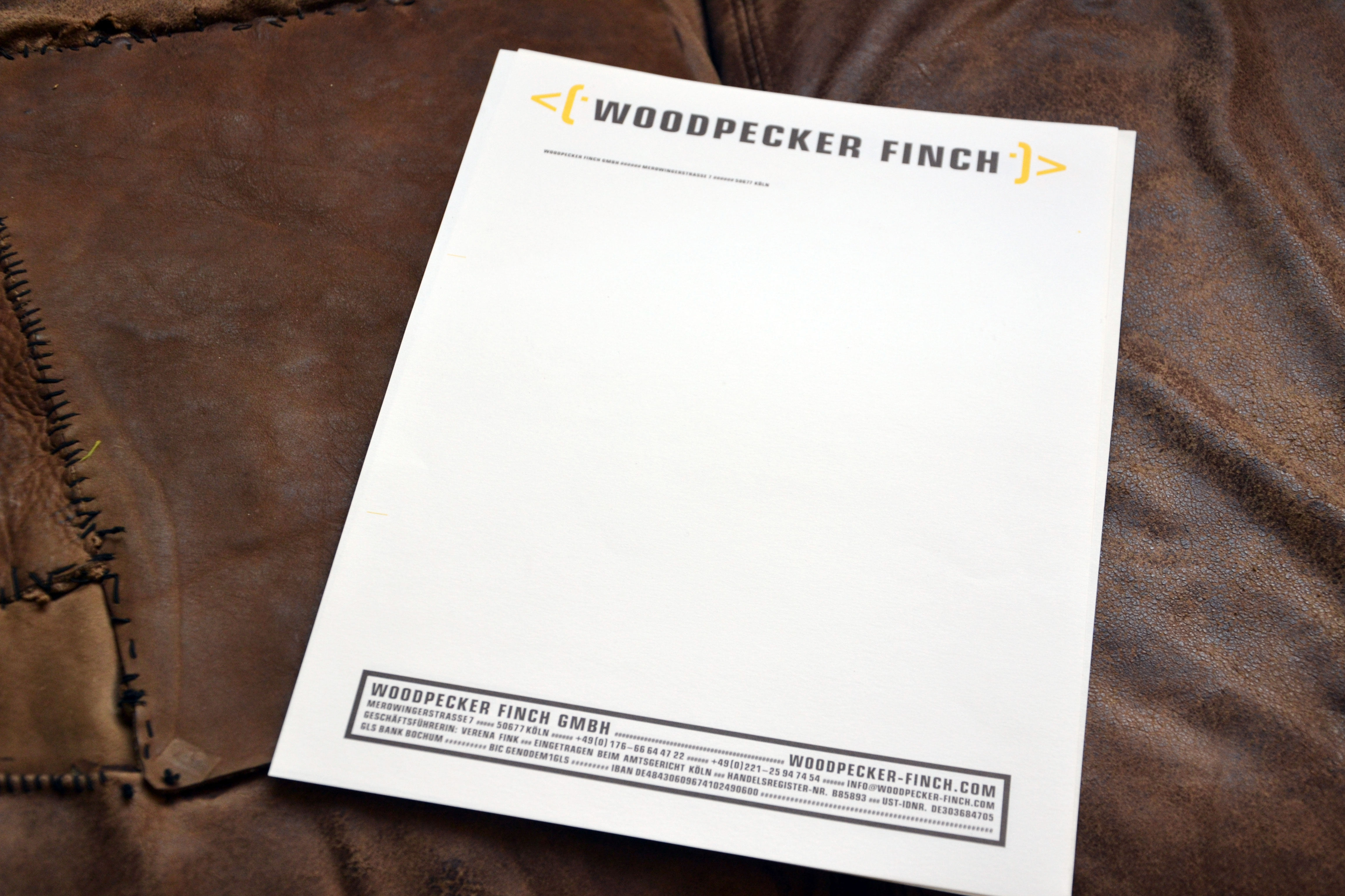 Woodpecker Finch Briefpapier – Design: pixelstaub, Papier: Fedrigoni Saville Raw, 100g/m2