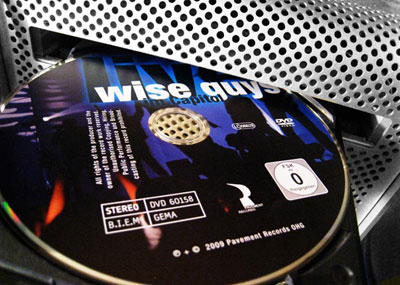 DVD-Cover und Booklet für die Live-DVD der Vocal-Pop-Band Wise Guys